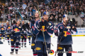 Konrad Abeltshauser (EHC Red Bull Muenchen), Derek Joslin (EHC Red Bull Muenchen) und Patrick Hager (EHC Red Bull Muenchen) holen sich den Applaus der Fans ab nach dem Sieg in der Hauptrundenbegegnung der Deutschen Eishockey Liga zwischen dem EHC Red Bull München und der Düsseldorfer EG am 03.02.2019.