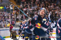 Konrad Abeltshauser (EHC Red Bull Muenchen) holt sich den Applaus der Fans ab nach dem Sieg in der Hauptrundenbegegnung der Deutschen Eishockey Liga zwischen dem EHC Red Bull München und der Düsseldorfer EG am 03.02.2019.