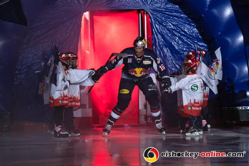 Konrad Abeltshauser (EHC Red Bull Muenchen) beim Einlauf zur Hauptrundenbegegnung der Deutschen Eishockey Liga zwischen dem EHC Red Bull München und den Ingolstadt Panthern am 07.10.2018.