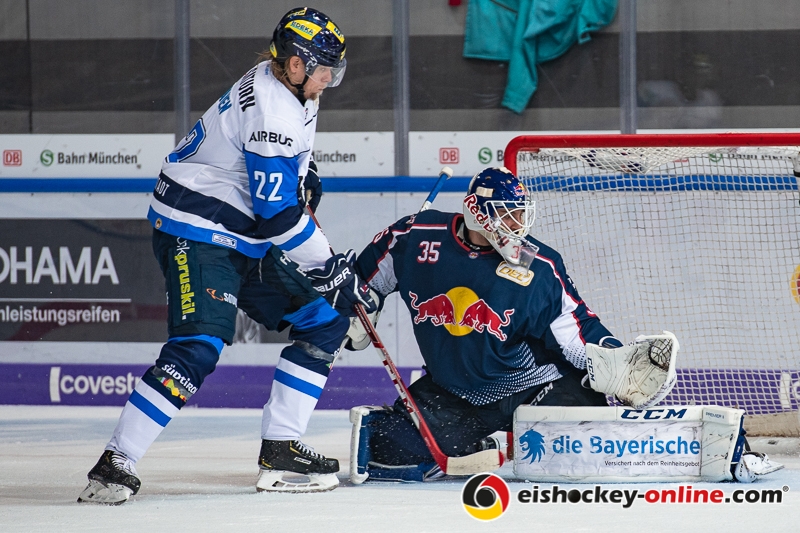 Vili Sopanen (ERC Ingolstadt Panther) scheitert gegen Kevin Reich (Torwart, EHC Red Bull Muenchen) in der Hauptrundenbegegnung der Deutschen Eishockey Liga zwischen dem EHC Red Bull München und den Ingolstadt Panthern am 07.10.2018.