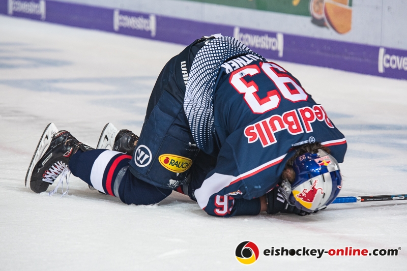 Maximilian Kastner (EHC Red Bull Muenchen) nach einem Pucktreffer schmerzverzerrt am Boden in der Hauptrundenbegegnung der Deutschen Eishockey Liga zwischen dem EHC Red Bull München und den Ingolstadt Panthern am 07.10.2018.