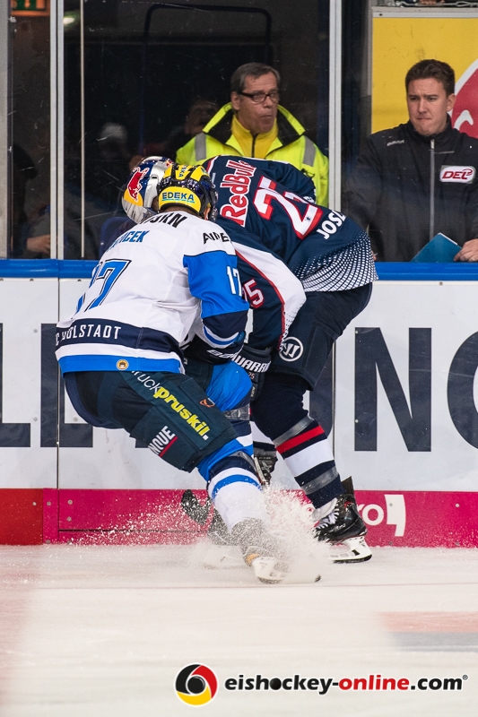 Petr Taticek (ERC Ingolstadt Panther) im Kampf um den Puck mit Derek Joslin (EHC Red Bull Muenchen) in der Hauptrundenbegegnung der Deutschen Eishockey Liga zwischen dem EHC Red Bull München und den Ingolstadt Panthern am 07.10.2018.