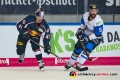 Jakob Mayenschein (EHC Red Bull Muenchen) und Jerry DAmigo (ERC Ingolstadt Panther) in der Hauptrundenbegegnung der Deutschen Eishockey Liga zwischen dem EHC Red Bull München und den Ingolstadt Panthern am 07.10.2018.