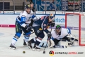 Thomas Greilinger (ERC Ingolstadt Panther) und Jochen Reimer (Torwart, ERC Ingolstadt Panther) verteidigen gegen Justin Shugg (EHC Red Bull Muenchen) in der Hauptrundenbegegnung der Deutschen Eishockey Liga zwischen dem EHC Red Bull München und den Ingolstadt Panthern am 07.10.2018.