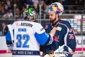 Jochen Reimer (Torwart, ERC Ingolstadt Panther) im Gespräch mit Kevin Reich (Torwart, EHC Red Bull Muenchen) beim Shakehands nach der Hauptrundenbegegnung der Deutschen Eishockey Liga zwischen dem EHC Red Bull München und den Ingolstadt Panthern am 07.10.2018.