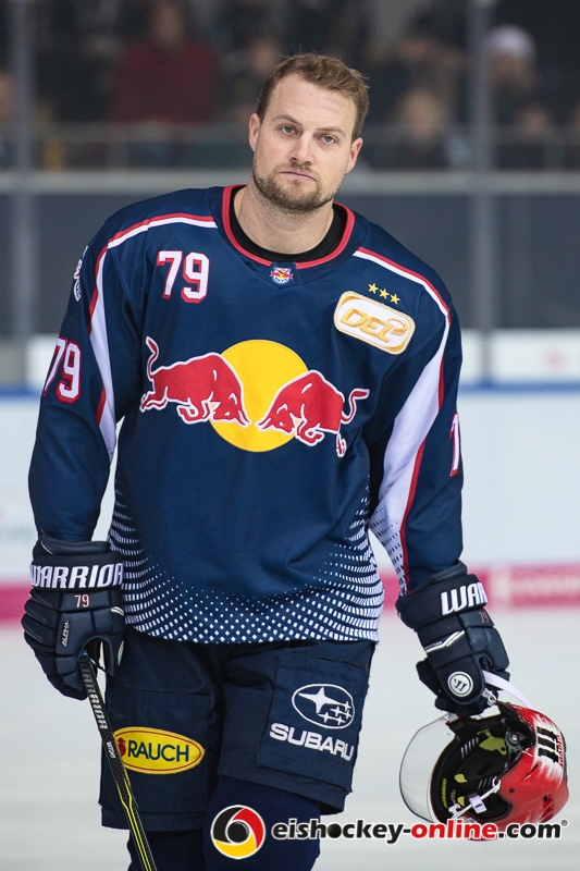 John Mitchell (EHC Red Bull Muenchen) bei den Starting Six vor Beginn der Hauptrundenbegegnung der Deutschen Eishockey Liga zwischen dem EHC Red Bull München und den Iserlohn Roosters am 28.10.2018.