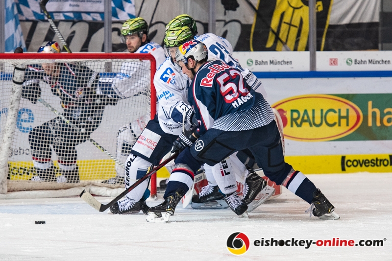Patrick Hager (EHC Red Bull Muenchen) wird von Christopher Fischer (Iserlohn Roosters) geblockt in der Hauptrundenbegegnung der Deutschen Eishockey Liga zwischen dem EHC Red Bull München und den Iserlohn Roosters am 28.10.2018.