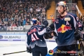 Jakob Mayenschein (EHC Red Bull Muenchen) holt sich die Glückwünsche der Mannschaftskollegen zu seinem ersten DEL-Treffer zum 2:0 ab in der Hauptrundenbegegnung der Deutschen Eishockey Liga zwischen dem EHC Red Bull München und den Iserlohn Roosters am 28.10.2018.