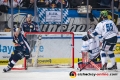 Matt Stajan (EHC Red Bull Muenchen) und Jakob Mayenschein (EHC Red Bull Muenchen) freuen sich über das 3:0 durch John Mitchell (EHC Red Bull Muenchen) gegen Sebastian Dahm (Torwart, Iserlohn Roosters) und Keaton Ellerby (Iserlohn Roosters) in der Hauptrundenbegegnung der Deutschen Eishockey Liga zwischen dem EHC Red Bull München und den Iserlohn Roosters am 28.10.2018.