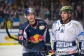 Dennis Lobach (EHC Red Bull Muenchen) und Louie Caporusso (Iserlohn Roosters) in der Hauptrundenbegegnung der Deutschen Eishockey Liga zwischen dem EHC Red Bull München und den Iserlohn Roosters am 28.10.2018.