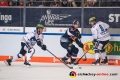 Matt Stajan (EHC Red Bull Muenchen) gegen Louie Caporusso (Iserlohn Roosters) und einen weiteren Iserlohner Spieler in der Hauptrundenbegegnung der Deutschen Eishockey Liga zwischen dem EHC Red Bull München und den Iserlohn Roosters am 28.10.2018.