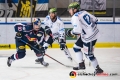 Maximilian Kastner (EHC Red Bull Muenchen) gegen Kevin Schmidt (Iserlohn Roosters) und Marko Friedrich (Iserlohn Roosters) in der Hauptrundenbegegnung der Deutschen Eishockey Liga zwischen dem EHC Red Bull München und den Iserlohn Roosters am 28.10.2018.