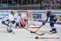 Dieter Orendorz (Iserlohn Roosters) und Maximilian Kastner (EHC Red Bull Muenchen) vor dem Tor von  Mathias Lange (Torwart, Iserlohn Roosters) in der Hauptrundenbegegnung der Deutschen Eishockey Liga zwischen dem EHC Red Bull München und den Iserlohn Roosters am 28.10.2018.