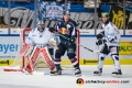 Jason Jaffray (EHC Red Bull Muenchen) gegen Mathias Lange (Torwart, Iserlohn Roosters) und Kevin Schmidt (Iserlohn Roosters) in der Hauptrundenbegegnung der Deutschen Eishockey Liga zwischen dem EHC Red Bull München und den Iserlohn Roosters am 28.10.2018.