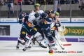 Derek Joslin (EHC Red Bull Muenchen) vor Justin Florek (Iserlohn Roosters) in der Hauptrundenbegegnung der Deutschen Eishockey Liga zwischen dem EHC Red Bull München und den Iserlohn Roosters am 28.10.2018.