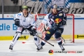 Keaton Ellerby (Iserlohn Roosters) und Tobias Eder (EHC Red Bull Muenchen) in der Hauptrundenbegegnung der Deutschen Eishockey Liga zwischen dem EHC Red Bull München und den Iserlohn Roosters am 28.10.2018.