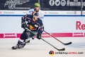 Maximilian Daubner (EHC Red Bull Muenchen) vor Alexei Dmitriev (Iserlohn Roosters) in der Hauptrundenbegegnung der Deutschen Eishockey Liga zwischen dem EHC Red Bull München und den Iserlohn Roosters am 28.10.2018.