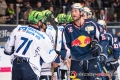 Travis Turnbull (Iserlohn Roosters) beim Shake Hands mit Konrad Abeltshauser (EHC Red Bull Muenchen) in der Hauptrundenbegegnung der Deutschen Eishockey Liga zwischen dem EHC Red Bull München und den Iserlohn Roosters am 28.10.2018.