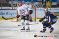 Dominik Tiffels (Koelner Haie) und Andreas Eder (EHC Red Bull Muenchen) in der Hauptrundenbegegnung der Deutschen Eishockey Liga zwischen dem EHC Red Bull München und den Kölner Haien am 14.12.2018.
