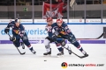 Colby Genoway (Koelner Haie) gegen Mark Voakes (EHC Red Bull Muenchen) und Maximilian Kastner (EHC Red Bull Muenchen) in der Hauptrundenbegegnung der Deutschen Eishockey Liga zwischen dem EHC Red Bull München und den Kölner Haien am 14.12.2018.