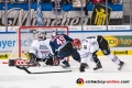 Mark Voakes (EHC Red Bull Muenchen) erzielt in Unterzahl das 3:0 gegen Hannibal Weitzmann (Torwart, Koelner Haie) und Fabio Pfohl (Koelner Haie) in der Hauptrundenbegegnung der Deutschen Eishockey Liga zwischen dem EHC Red Bull München und den Kölner Haien am 14.12.2018.