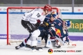 Ryan Button (EHC Red Bull Muenchen) und Kevin Reich (Torwart, EHC Red Bull Muenchen) verteidigen gegen Mike Zalewski (Koelner Haie) in der Hauptrundenbegegnung der Deutschen Eishockey Liga zwischen dem EHC Red Bull München und den Kölner Haien am 14.12.2018.