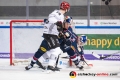 Mike Zalewski (Koelner Haie) und Ryan Button (EHC Red Bull Muenchen) vor dem Tor von Kevin Reich (Torwart, EHC Red Bull Muenchen) in der Hauptrundenbegegnung der Deutschen Eishockey Liga zwischen dem EHC Red Bull München und den Kölner Haien am 14.12.2018.