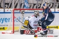 Keith Aulie (EHC Red Bull Muenchen) vor Hannibal Weitzmann (Torwart, Koelner Haie) in der Hauptrundenbegegnung der Deutschen Eishockey Liga zwischen dem EHC Red Bull München und den Kölner Haien am 14.12.2018.