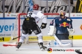 Sebastian Uvira (Koelner Haie) und Kevin Reich (Torwart, EHC Red Bull Muenchen) auf der Suche nach dem Puck in der Hauptrundenbegegnung der Deutschen Eishockey Liga zwischen dem EHC Red Bull München und den Kölner Haien am 14.12.2018.