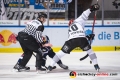 Mike Zalewski (Koelner Haie) gewinnt ein Bully gegen Mark Voakes (EHC Red Bull Muenchen) in der Hauptrundenbegegnung der Deutschen Eishockey Liga zwischen dem EHC Red Bull München und den Kölner Haien am 14.12.2018.