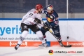 Pascal Zerressen (Koelner Haie) im Zweikampf mit Yasin Ehliz (EHC Red Bull Muenchen) in der Hauptrundenbegegnung der Deutschen Eishockey Liga zwischen dem EHC Red Bull München und den Kölner Haien am 14.12.2018.