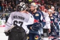 Hannibal Weitzmann (Torwart, Koelner Haie) beim Shakehands mit Andreas Eder (EHC Red Bull Muenchen) in der Hauptrundenbegegnung der Deutschen Eishockey Liga zwischen dem EHC Red Bull München und den Kölner Haien am 14.12.2018.