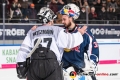 Hannibal Weitzmann (Torwart, Koelner Haie) und Kevin Reich (Torwart, EHC Red Bull Muenchen) beim Shakehands in der Hauptrundenbegegnung der Deutschen Eishockey Liga zwischen dem EHC Red Bull München und den Kölner Haien am 14.12.2018.