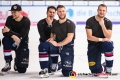 Die Teamkollegen amüsieren sich über das "Humba" von Trevor Parkes nach der Hauptrundenbegegnung der Deutschen Eishockey Liga zwischen dem EHC Red Bull München und den Kölner Haien am 14.12.2018.
