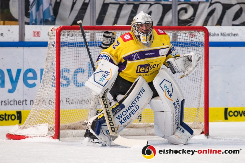 Dimitri Paetzold (Torwart, Krefeld Pinguine) in der Hauptrundenbegegnung der Deutschen Eishockey Liga zwischen dem EHC Red Bull München und den Krefeld Pinguinen am 28.11.2018.