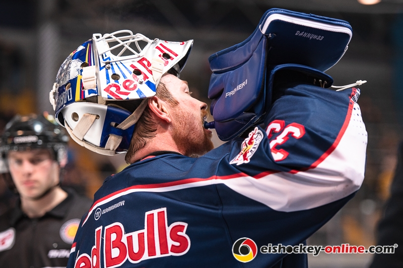Danny aus den Birken (Torwart, EHC Red Bull Muenchen) in der Hauptrundenbegegnung der Deutschen Eishockey Liga zwischen dem EHC Red Bull München und den Krefeld Pinguinen am 28.11.2018.