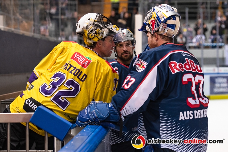 Fachsimpeln zwischen Dimitri Paetzold (Torwart, Krefeld Pinguine), Danny aus den Birken (Torwart, EHC Red Bull Muenchen) und Yannic Seidenberg (EHC Red Bull Muenchen) nach der Hauptrundenbegegnung der Deutschen Eishockey Liga zwischen dem EHC Red Bull München und den Krefeld Pinguinen am 28.11.2018.