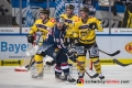Krefelder Übermacht gegen Trevor Parkes (EHC Red Bull Muenchen) in der Hauptrundenbegegnung der Deutschen Eishockey Liga zwischen dem EHC Red Bull München und den Krefeld Pinguinen am 28.11.2018.