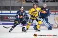 Daryl Boyle (EHC Red Bull Muenchen) und Torsten Ankert (Krefeld Pinguine) vor dem Tor von Danny aus den Birken (Torwart, EHC Red Bull Muenchen) in der Hauptrundenbegegnung der Deutschen Eishockey Liga zwischen dem EHC Red Bull München und den Krefeld Pinguinen am 28.11.2018.