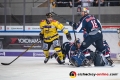 Keith Aulie (EHC Red Bull Muenchen), Konrad Abeltshauser (EHC Red Bull Muenchen) und Danny aus den Birken (Torwart, EHC Red Bull Muenchen) verteidigen gegen Jacob Berglund (Krefeld Pinguine) in der Hauptrundenbegegnung der Deutschen Eishockey Liga zwischen dem EHC Red Bull München und den Krefeld Pinguinen am 28.11.2018.