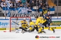 John Mitchell (EHC Red Bull Muenchen) gegen Dimitri Paetzold (Torwart, Krefeld Pinguine), Garret Noonan (Krefeld Pinguine) und Tim Miller (Krefeld Pinguine) in der Hauptrundenbegegnung der Deutschen Eishockey Liga zwischen dem EHC Red Bull München und den Krefeld Pinguinen am 28.11.2018.