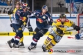 Trevor Parkes (EHC Red Bull Muenchen) verfolgt Martin Schymainski (Krefeld Pinguine) in der Hauptrundenbegegnung der Deutschen Eishockey Liga zwischen dem EHC Red Bull München und den Krefeld Pinguinen am 28.11.2018.