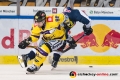 Martin Schymainski (Krefeld Pinguine) gegen Yasin Ehliz (EHC Red Bull Muenchen) in der Hauptrundenbegegnung der Deutschen Eishockey Liga zwischen dem EHC Red Bull München und den Krefeld Pinguinen am 28.11.2018.