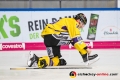 Tim Miller (Krefeld Pinguine) bringt seine Berufskleidung in Ordnung in der Hauptrundenbegegnung der Deutschen Eishockey Liga zwischen dem EHC Red Bull München und den Krefeld Pinguinen am 28.11.2018.