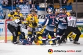 Hochbetrieb vor dem Tor von Dimitri Paetzold (Torwart, Krefeld Pinguine) in der Hauptrundenbegegnung der Deutschen Eishockey Liga zwischen dem EHC Red Bull München und den Krefeld Pinguinen am 28.11.2018.