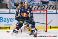 Konrad Abeltshauser (EHC Red Bull Muenchen) vor Martin Lefebvre (Krefeld Pinguine) in der Hauptrundenbegegnung der Deutschen Eishockey Liga zwischen dem EHC Red Bull München und den Krefeld Pinguinen am 28.11.2018.