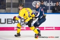 Kirill Kabanov (Krefeld Pinguine) und Mark Voakes (EHC Red Bull Muenchen) in der Hauptrundenbegegnung der Deutschen Eishockey Liga zwischen dem EHC Red Bull München und den Krefeld Pinguinen am 28.11.2018.