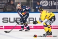 Andreas Eder (EHC Red Bull Muenchen) und Philipp Kuhnekath (Krefeld Pinguine) in der Hauptrundenbegegnung der Deutschen Eishockey Liga zwischen dem EHC Red Bull München und den Krefeld Pinguinen am 28.11.2018.