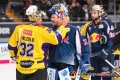 Shakehands zwischen Dimitri Paetzold (Torwart, Krefeld Pinguine) und Danny aus den Birken (Torwart, EHC Red Bull Muenchen) nach der Hauptrundenbegegnung der Deutschen Eishockey Liga zwischen dem EHC Red Bull München und den Krefeld Pinguinen am 28.11.2018.