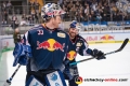 Danny aus den Birken (Torwart, EHC Red Bull Muenchen) und Yannic Seidenberg (EHC Red Bull Muenchen) nach der Hauptrundenbegegnung der Deutschen Eishockey Liga zwischen dem EHC Red Bull München und den Krefeld Pinguinen am 28.11.2018.